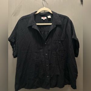 Levi’s women’s black short sleeve button-down top with pocket size XL